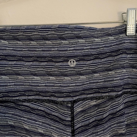 Lululemon athletica blue pattern slightly cropped yoga pants in size 8 - Picture 5 of 8